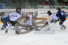 DEL - Eishockey - ERC Ingolstadt - Straubing Tigers - Saison 2016/2017 - Danny Irmen (#19 ERCI) mit einer Torchance - Pätzold Dimitri Torwart (#32 Straubing) - Foto: Meyer Jürgen