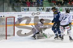 DEL - Eishockey - ERC Ingolstadt - Straubing Tigers - Saison 2016/2017 - Danny Irmen (#19 ERCI) mit einer Torchance - Pätzold Dimitri Torwart (#32 Straubing) - Foto: Meyer Jürgen