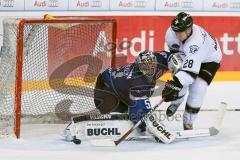 DEL - Eishockey - ERC Ingolstadt - Nürnberg Ice Tigers - Saison 2016/2017 - Timo Pielmeier Torwart (#51 ERCI) - Steven Reinprecht (#28 Nürnberg) - Foto: Meyer Jürgen