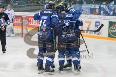 DEL - Eishockey - ERC Ingolstadt - Schwenninger Wild Wings - Saison 2016/2017 - Petr Taticek (#17 ERCI) Jubelt beim 1:0 Führungstreffer von Thomas Greilinger (#39 ERCI) - Jubel - Dustin Friesen (#14 ERCI) - Thomas Greilinger (#39 ERCI) - Foto: Meyer Jürge