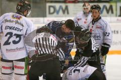 DEL - Eishockey - ERC Ingolstadt - Straubing Tigers - Saison 2016/2017 - Darryl Boyce (#10 ERCI)  mit Timmins Scott (#17 Straubing) im Zweikampf - Foto: Meyer Jürgen