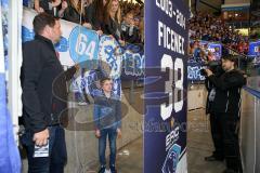 DEL - Eishockey - ERC Ingolstadt - Schwenninger Wild Wings - Saison 2016/2017 - Sohn von Jakub Ficenec zieht das Trikot seines Vaters unter das Hallendach - Foto: Meyer Jürgen