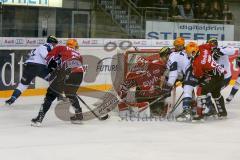 DEL - Eishockey - ERC Ingolstadt - Fischtown Pinguins - Saison 2016/2017 - Darryl Boyce (#10 ERCI)  mit einer Torchance - Jerry Kuhn (Torwart #35 Bremerhaven) - Brian Salcido (#22 ERCI) - Foto: Meyer Jürgen