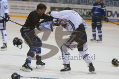 DEL - Eishockey - ERC Ingolstadt - Iserlohn Roosters - Saison 2016/2017 - Rauferei - Boxkampf zwischen Danny Irmen (#19 ERCI) - und Ross Bradley (#81 Iserlohn) - Foto: Meyer Jürgen