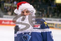 DEL - Eishockey - ERC Ingolstadt - Eisbären Berlin - Saison 2016/2017 - Danny Irmen (#19 ERCI) bedankt sich bei den Fans - Nikolaus - Weihnachten - jubel - Foto: Meyer Jürgen