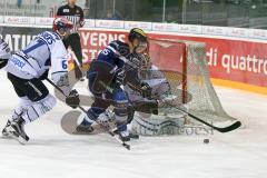 DEL - Eishockey - ERC Ingolstadt - Schwenninger Wild Wings - Saison 2016/2017 - John Laliberte (#15 ERCI) mit einer Torchance - 35 Joseph MacDonald (Torhueter Schwenninger Wild Wings) - Foto: Meyer Jürgen