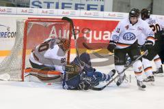 DEL - Eishockey - ERC Ingolstadt - Grizzlys Wolfsburg - Saison 2016/2017 - Brückmann Felix Torwart (#90 Wolfsburg) - John Laliberte (#15 ERCI) - Aubin Brent (#11 Wolfsburg) - Foto: Meyer Jürgen