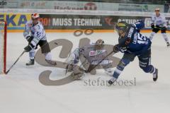 DEL - Eishockey - ERC Ingolstadt - Schwenninger Wild Wings - Saison 2016/2017 - John Laliberte (#15 ERCI) mit einer Torchance - 35 Joseph MacDonald (Torhueter Schwenninger Wild Wings) - Foto: Meyer Jürgen