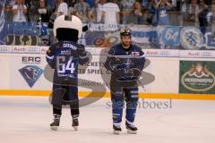 DEL - Eishockey - ERC Ingolstadt - Krefeld Pinguine - Saison 2016/2017 - Petr Pohl (#33 ERCI) bedankt sich bei den Fans`s - Jubel - Foto: Meyer Jürgen