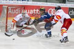 DEL - Eishockey - ERC Ingolstadt - Düsseldorfer EG - Saison 2016/2017 - Thomas Greilinger (#39 ERCI) scheitert an Torwart Mathias Niederberger (Nr.35, Duesseldorfer EG) - Foto: Meyer Jürgen