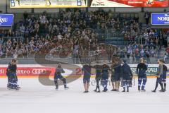 DEL - Eishockey - ERC Ingolstadt - Eisbären Berlin - Saison 2016/2017 - Die Mannschaft bedankt sich bei den Fans nach dem Spiel - Banner - Spruchband - Weihnachten - Jubel - Foto: Meyer Jürgen