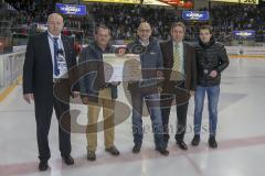 DEL - Eishockey - ERC Ingolstadt - Straubing Tigers - Saison 2016/2017 - Checkübergabe von 1500€ an Goals for Kids von Firma PSW 2. vo links Ludmann Jens - 3. vo links Jochen Keller und Walter Gräf - ganz rechts Benedikt Schipperer -  Foto: Meyer Jürgen