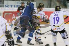 DEL - Eishockey - ERC Ingolstadt - Krefeld Pinguine - Saison 2016/2017 - Petr Taticek (#17 ERCI) - Marco Rosa (#19 Krefeld) - Vainonen Mikko (#15 Krefeld) - Foto: Meyer Jürgen