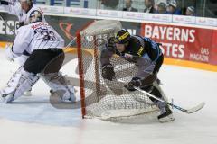 DEL - Eishockey - ERC Ingolstadt - EHC Red Bull München - Saison 2016/2017 - Petr Taticek (#17 ERCI) bleibt am Tor hängen - Foto: Meyer Jürgen