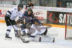 DEL - Eishockey - ERC Ingolstadt - Nürnberg Ice Tigers - Saison 2016/2017 - Brandon Buck (#9 ERCI) - Jochen Reimer Torwart(#32 Nürnberg) - Brett Festerling (#2 Nürnberg) - Foto: Meyer Jürgen