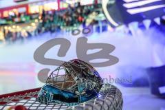 DEL - Eishockey - ERC Ingolstadt - Schwenninger Wild Wings - vor dem Einlauf, Pantherkopf Nebel Saturn Arena, Helm von Torwart Timo Pielmeier (ERC 51)