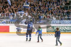 DEL - Eishockey - ERC Ingolstadt - Straubing Tigers - Saison 2016/2017 - Thomas Oppenheimer (#8 ERCI) bedankt sich den Fans - Foto: Meyer Jürgen