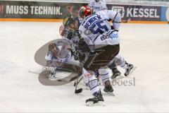 DEL - Eishockey - ERC Ingolstadt - Schwenninger Wild Wings - Saison 2016/2017 - Martin Buchwieser (#16 ERCI) - 35 Joseph MacDonald (Torhueter Schwenninger Wild Wings) - 55 Tim Bender (Schwenninger Wild Wings) - Foto: Meyer Jürgen