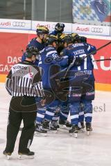 DEL - Eishockey - ERC Ingolstadt - Straubing Tigers - Saison 2016/2017 - Petr Pohl (#33 ERCI) gibt die Vorlage zum 3:2 Führungstreffer von Thomas Greilinger (#39 ERCI) - Petr Taticek (#17 ERCI) - Climie Matthew Torwart (#33 Straubing) - Foto: Meyer Jürgen
