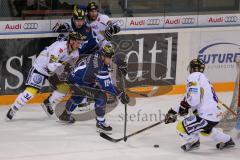 DEL - Eishockey - ERC Ingolstadt - Krefeld Pinguine - Saison 2016/2017 - Danny Irmen (#19 ERCI) - Kyle Sonnenburg (#34 Krefeld) - Foto: Meyer Jürgen