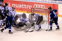 DEL - Eishockey - ERC Ingolstadt - Schwenninger Wild Wings - Saison 2016/2017 - John Laliberte (#15 ERC) mit dem Tor zum 5:5 kurz vor Schluss - Brandon Buck (#9 ERC) - Joey MacDonald Torwart (#35 Schwenningen) Andre Hult (#12 Schwenningen) schauen zu - Fo