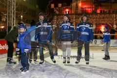 DEL - Eishockey - ERC Ingolstadt - Saison 2016/2017 - Spieler an der Eisfläche am Paradeplatz - John Laliberte (#15 ERCI) und Brandon Buck (#9 ERCI), Patrick McNeill (#2 ERCI) drehen eine Runde auf der Eisfläche - Foto: Meyer Jürgen