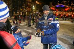 DEL - Eishockey - ERC Ingolstadt - Saison 2016/2017 - Spieler an der Eisfläche am Paradeplatz - John Laliberte (#15 ERCI) beim Autogramme verteilen - Foto: Meyer Jürgen