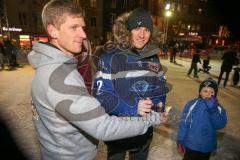 DEL - Eishockey - ERC Ingolstadt - Saison 2016/2017 - Spieler an der Eisfläche am Paradeplatz - Patrick McNeill (#2 ERCI) beim Autogramme schreiben - Foto: Meyer Jürgen