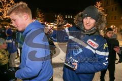 DEL - Eishockey - ERC Ingolstadt - Saison 2016/2017 - Spieler an der Eisfläche am Paradeplatz - Patrick McNeill (#2 ERCI) beim Autogramme schreiben - Foto: Meyer Jürgen