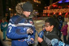 DEL - Eishockey - ERC Ingolstadt - Saison 2016/2017 - Spieler an der Eisfläche am Paradeplatz - Patrick McNeill (#2 ERCI) beim Autogramme schreiben - Foto: Meyer Jürgen