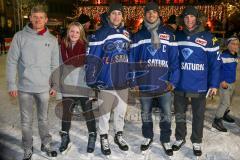 DEL - Eishockey - ERC Ingolstadt - Saison 2016/2017 - Spieler an der Eisfläche am Paradeplatz - vo li nach re - Brandon Buck (#9 ERCI) - John Laliberte (#15 ERCI) - Patrick McNeill (#2 ERCI) mit Fans - Foto: Meyer Jürgen