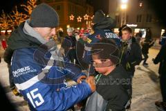 DEL - Eishockey - ERC Ingolstadt - Saison 2016/2017 - Spieler an der Eisfläche am Paradeplatz - John Laliberte (#15 ERCI) beim Autogramme schreiben - Foto: Meyer Jürgen