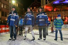 DEL - Eishockey - ERC Ingolstadt - Saison 2016/2017 - Spieler an der Eisfläche am Paradeplatz - John Laliberte (#15 ERCI) und Brandon Buck (#9 ERCI), Patrick McNeill (#2 ERCI) drehen eine Runde auf der Eisfläche - Foto: Meyer Jürgen
