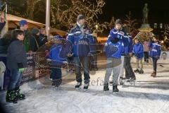 DEL - Eishockey - ERC Ingolstadt - Saison 2016/2017 - Spieler an der Eisfläche am Paradeplatz - John Laliberte (#15 ERCI) und Brandon Buck (#9 ERCI) drehen eine Runde auf der Eisfläche - Foto: Meyer Jürgen