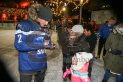 DEL - Eishockey - ERC Ingolstadt - Saison 2016/2017 - Spieler an der Eisfläche am Paradeplatz - Patrick McNeill (#2 ERCI) beim Autogramme schreiben - Foto: Meyer Jürgen