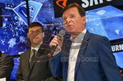 DEL - Eishockey - ERC Ingolstadt - Saison 2016/2017 - Vorstellung Sponsor Saturn und neues Trikot - Geschäftsführer Claus Gröbner (ERC), Thomas Wünnenberg CEO Media Saturn