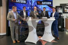 DEL - Eishockey - ERC Ingolstadt - Saison 2016/2017 - Vorstellung Sponsor Saturn und neues Trikot - v. links, Carsten Geilert, Media-Saturn CEO Wolfgang Kirsch, Claudius Rehbein, Claus Gröbner und Thomas Wünnenberg