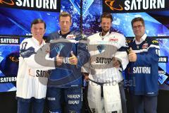 DEL - Eishockey - ERC Ingolstadt - Saison 2016/2017 - Vorstellung Sponsor Saturn und neues Trikot - Mit Sponsoren CEO Media Saturn Thomas Wünnenberg, Patrick Köppchen (ERC 55), Torwart Timo Pielmeier (ERC 51) CEO Media Saturn Wolfgang Kirsch