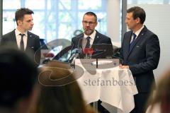 DEL - Eishockey - ERC Ingolstadt - Saison 2016/2017 - Pressekonferenz - Vorstellung neuer Cheftrainer Cheftrainer Tommy Samuelsson (ERC) - Pressesprecher Martin Wimösterer, Cheftrainer Tommy Samuelsson (ERC), Geschäftsführer Claus Gröbner (ERC)