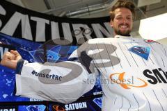 DEL - Eishockey - ERC Ingolstadt - Saison 2016/2017 - Vorstellung Sponsor Saturn und neues Trikot - Torwart Timo Pielmeier (ERC 51) mit neuem Schriftzug, #unserERC