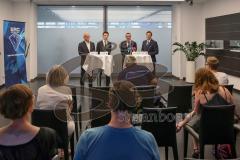 DEL - Eishockey - ERC Ingolstadt - Saison 2016/2017 - Pressekonferenz - Vorstellung neuer Cheftrainer Cheftrainer Tommy Samuelsson (ERC) - Fragen der Pressevertreter, vorne von links Sportdirektor Jiri Ehrenberger , Pressesprecher Martin Wimösterer, Cheft