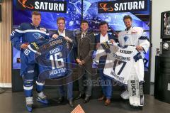 DEL - Eishockey - ERC Ingolstadt - Saison 2016/2017 - Vorstellung Sponsor Saturn und neues Trikot - Patrick Köppchen (ERC 55), CEO Media Saturn Wolfgang Kirsch, Geschäftsführer Claus Gröbner (ERC), CEO Thomas Wünnenberg, Torwart Timo Pielmeier (ERC 51)