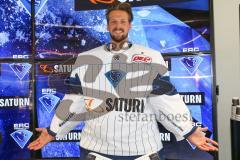 DEL - Eishockey - ERC Ingolstadt - Saison 2016/2017 - Vorstellung Sponsor Saturn und neues Trikot - Torwart Timo Pielmeier (ERC 51) mit neuem Schriftzug an den Ärmeln