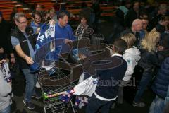 DEL - Eishockey - ERC Ingolstadt - Saison 2016/2017 - Saisonabschlussfeier - Fans in der Saturn Arena beim Schnäppchenmarkt - Foto: Meyer Jürgen