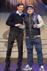 DEL - Eishockey - ERC Ingolstadt - Saison 2016/2017 - Saisonabschlussfeier - Claus Gröbner mit Christian Müller vom Kids Club - Foto: Meyer Jürgen