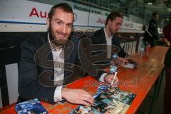 DEL - Eishockey - ERC Ingolstadt - Saison 2016/2017 - Saisonabschlussfeier - Petr Pohl (#33 ERCI)beim Autogramme schreiben - Foto: Meyer Jürgen