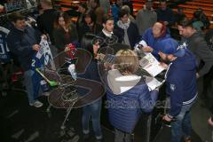 DEL - Eishockey - ERC Ingolstadt - Saison 2016/2017 - Saisonabschlussfeier - Fans in der Saturn Arena beim Schnäppchenmarkt - Foto: Meyer Jürgen