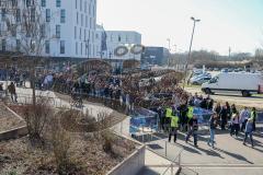 DEL - Eishockey - ERC Ingolstadt - Saison 2016/2017 - Saisonabschlussfeier - Fans vor der Saturn Arena - Foto: Meyer Jürgen