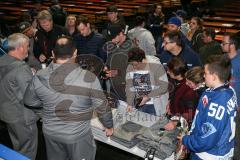 DEL - Eishockey - ERC Ingolstadt - Saison 2016/2017 - Saisonabschlussfeier - Fans in der Saturn Arena beim Schnäppchenmarkt - Foto: Meyer Jürgen