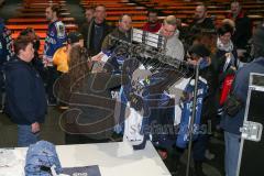DEL - Eishockey - ERC Ingolstadt - Saison 2016/2017 - Saisonabschlussfeier - Fans in der Saturn Arena beim Schnäppchenmarkt - Foto: Meyer Jürgen